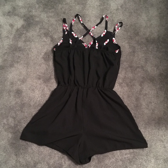 Cute strappy criss cross one piece romper💕 - Picture 2 of 6